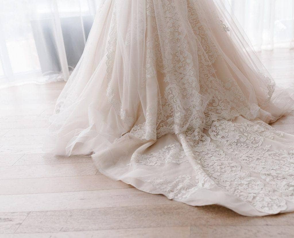 suknia ślubna plus size z trenem