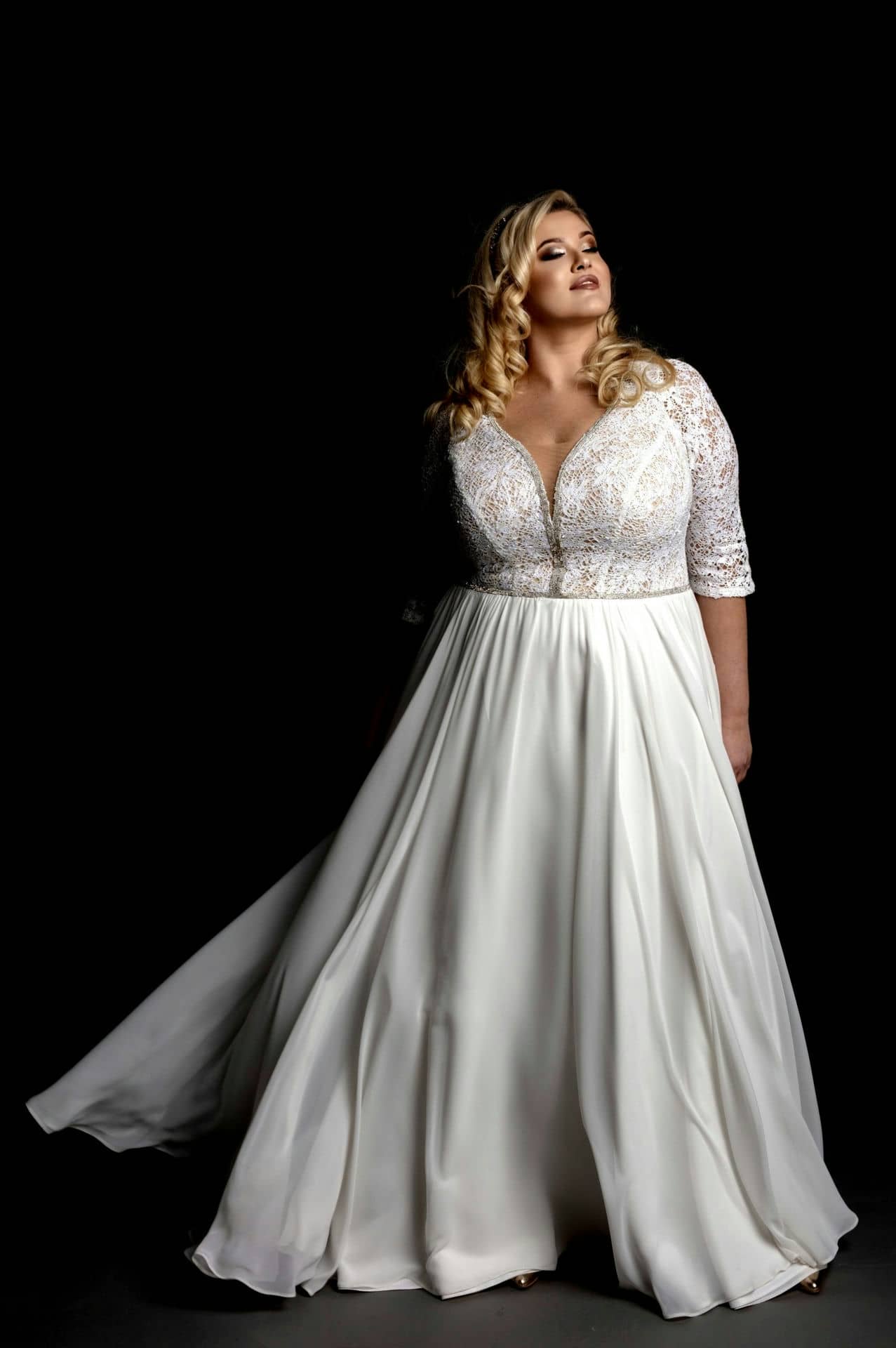 Model Emma-bezgorset-R-suknia ślubna plus size-30.06_V1