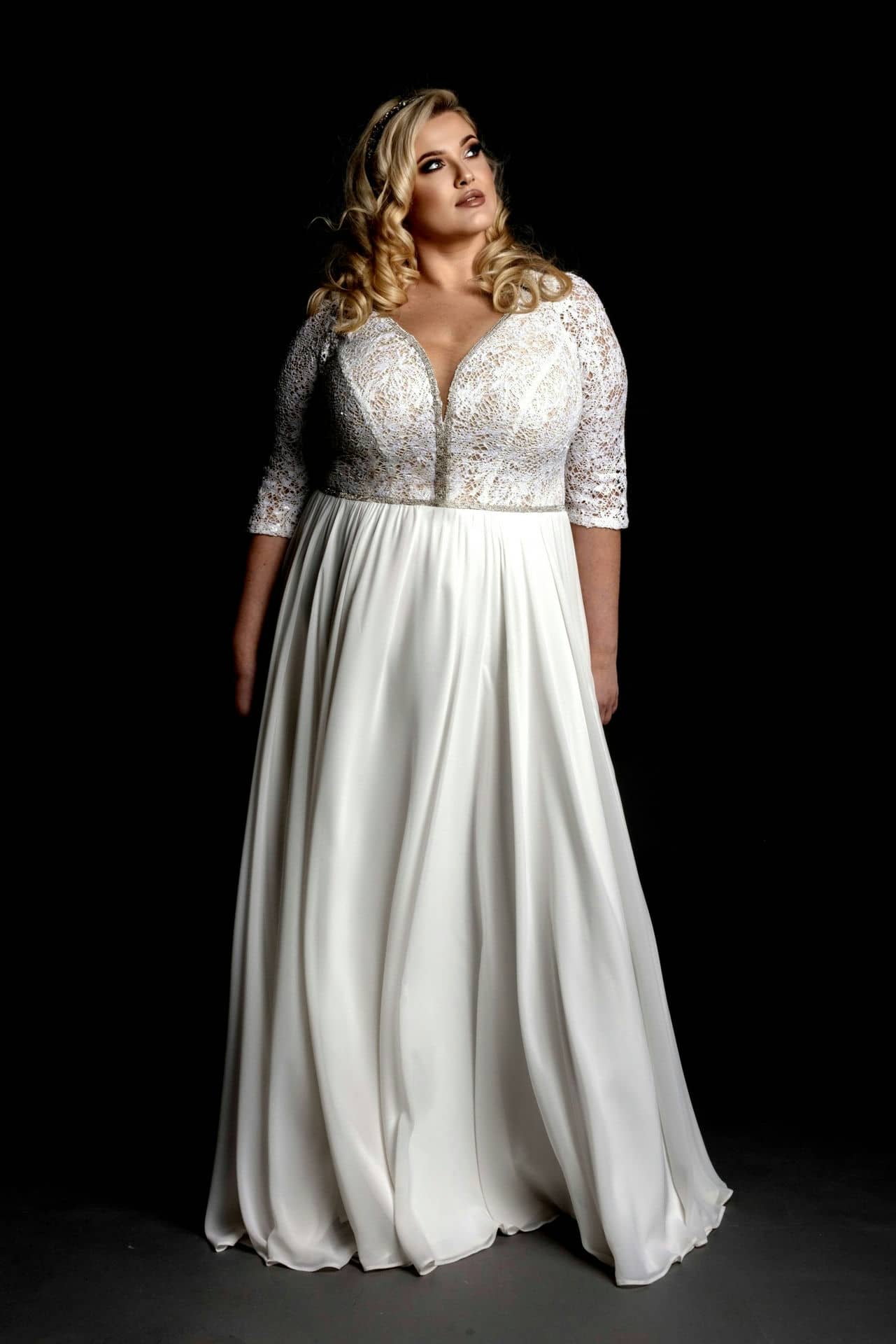 Model Emma-bezgorset-R-suknia ślubna plus size-30.06_V2