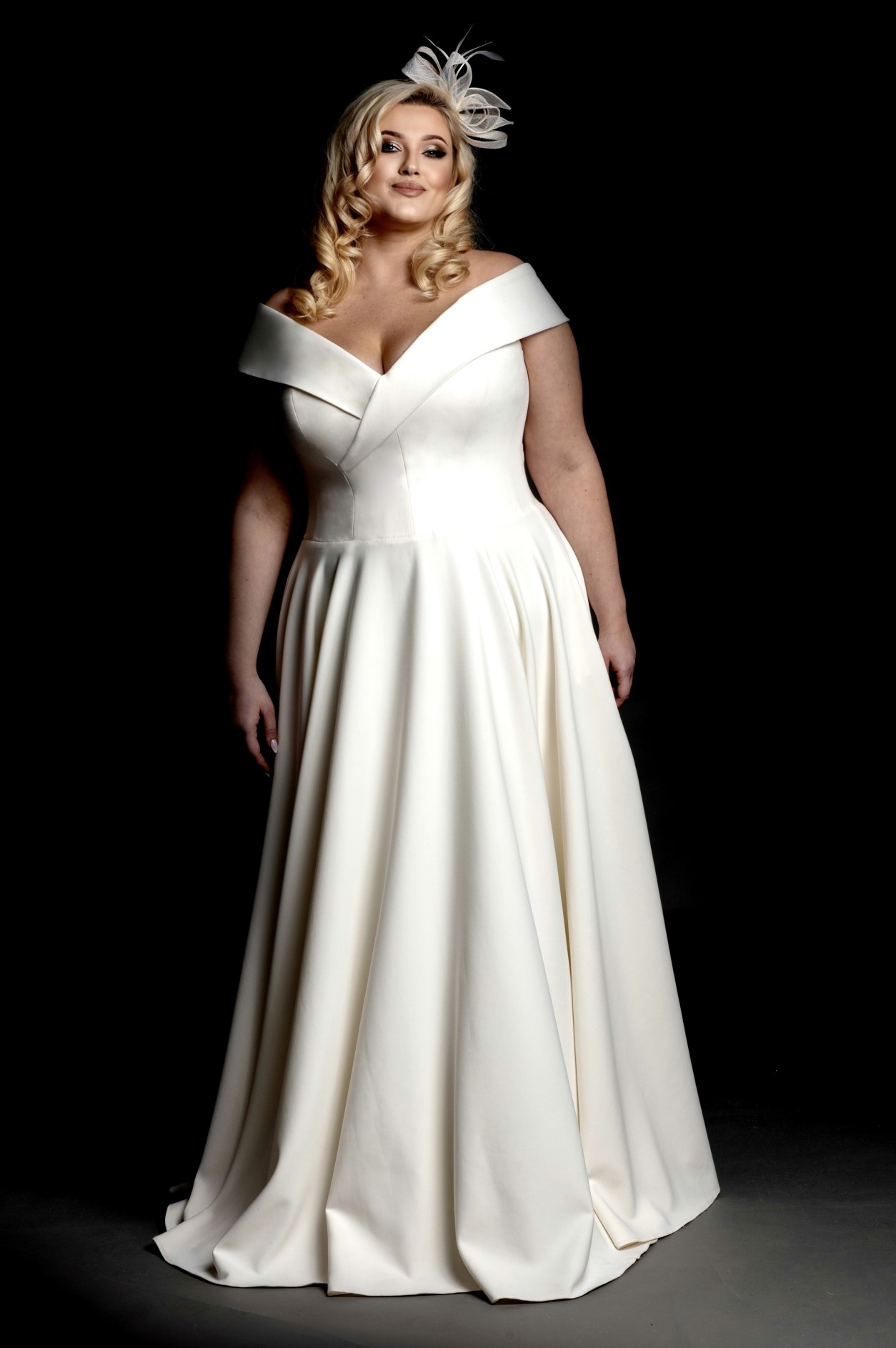 Audrey-gorsetowa-gładka-suknia-ślubna-plus-size -odkryte-ramiona (2) — kopia (Niestandardowy)