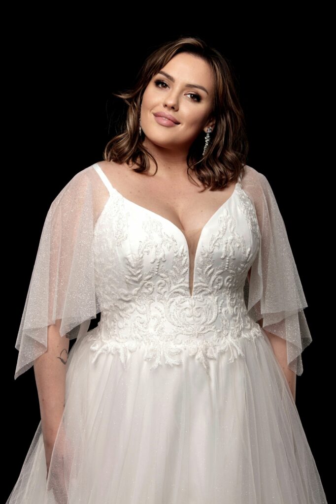 Model LAYLA FLUFFY Gorset RFL Suknia Slubna Plus Size 5 682x1024 1