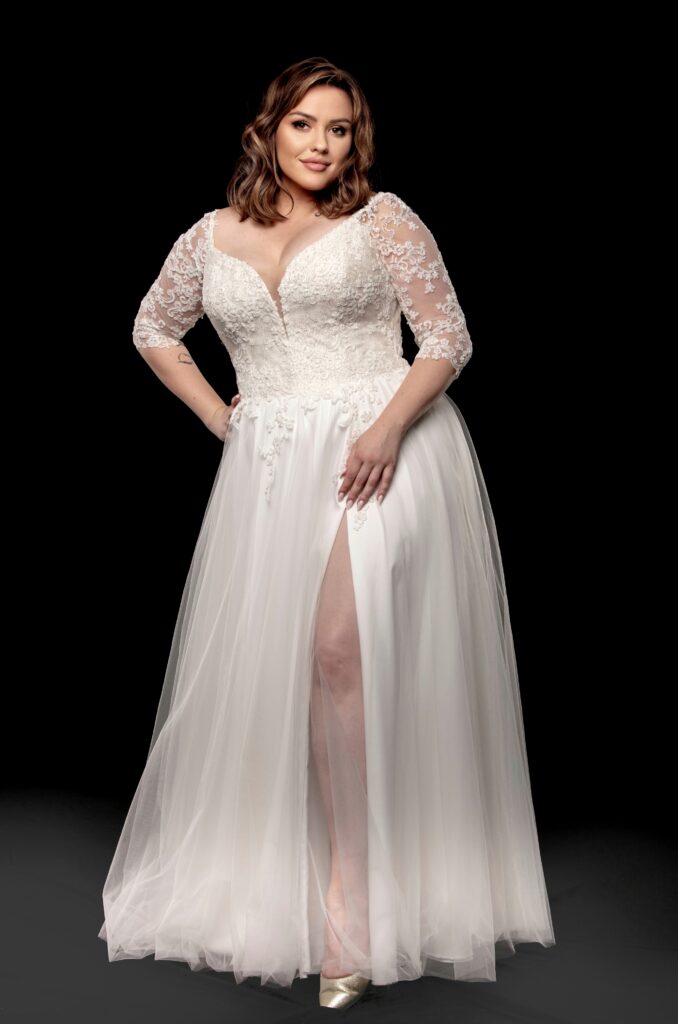 Suknia ślubna plus size dopasowana podczas wizyty w salonie iDeo Design