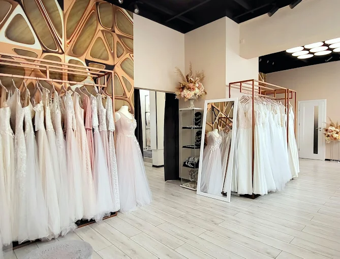 Salon sukien plus size iDeo Design – wnętrze z kolekcją sukien ślubnych w dużych rozmiarach