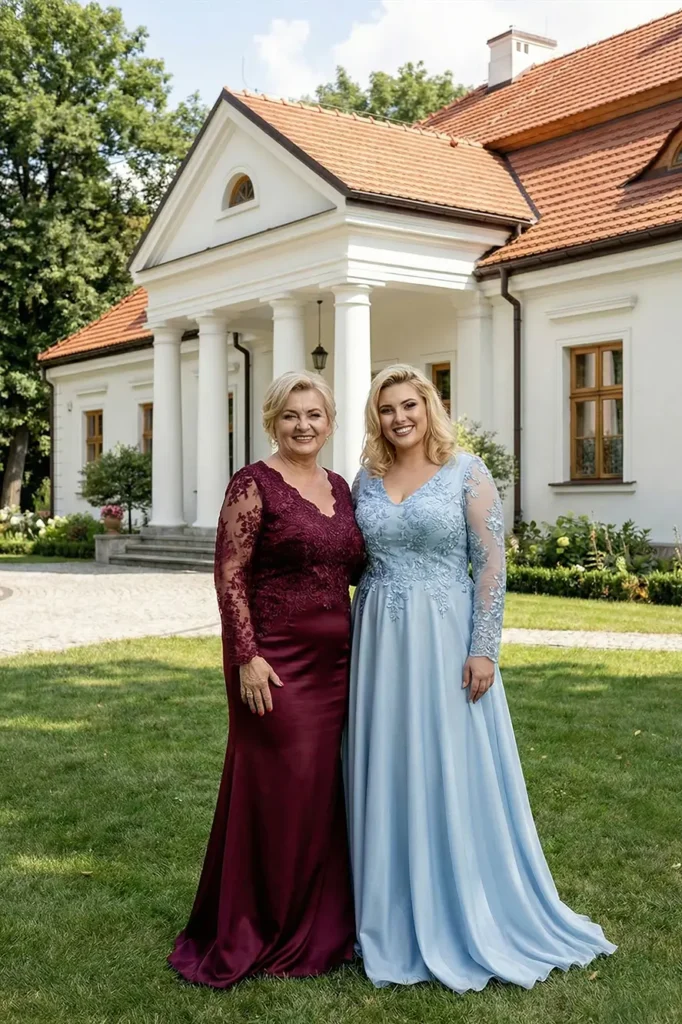 Dwie kobiety w eleganckich sukniach plus size stojące w ogrodzie przed klasycznym budynkiem