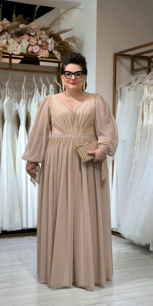 Kobieta w eleganckiej sukience wieczorowej plus size stojąca w salonie sukien ślubnych