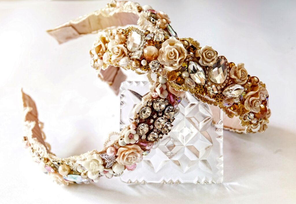 Ślubne dodatki na poprawiny &ndash; ozdobna biżuteria i akcesoria do stylizacji